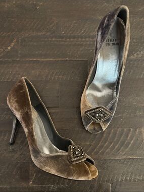 Stuart Weitzman Brown Velvet Rhinestone Brooch Peep Toe Pumps Sz 8 M